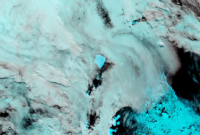 itra satelit A23a di Antartika menampilkan kolam air lelehan berwarna biru di permukaan gunung es, fenomena yang dikenal sebagai blue mush.
(Credit Foto: NASA Earth Observatory / MODIS Terra)