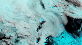 itra satelit A23a di Antartika menampilkan kolam air lelehan berwarna biru di permukaan gunung es, fenomena yang dikenal sebagai blue mush.
(Credit Foto: NASA Earth Observatory / MODIS Terra)