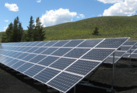 Panel surya dan turbin angin di lanskap hijau saat matahari terbit — contoh inovasi energi terbarukan di Indonesia.
(Foto: Pixabay / Pexels)