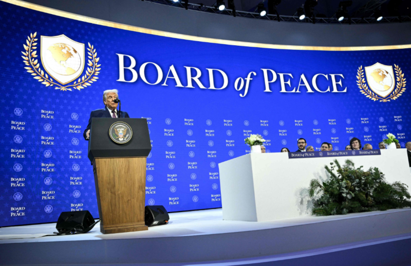 Presiden Amerika Serikat Donald Trump menyampaikan pidato saat peluncuran Board of Peace, sebuah inisiatif diplomasi global yang digagas Amerika Serikat.
(Foto: AFP)