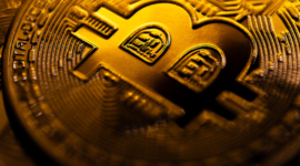 Ilustrasi koin Bitcoin menunjukkan investasi dalam aset digital dan pasar kripto.