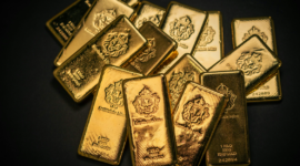 Ilustrasi emas batangan/logam mulia yang mencerminkan kenaikan harga emas hingga rekor tertinggi di pasar global.
(Foto: Unsplash / Freepik)