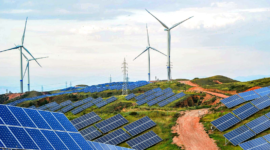 Ilustrasi pembangkit energi terbarukan menampilkan panel surya dan turbin angin untuk meningkatkan ketahanan energi di Indonesia.