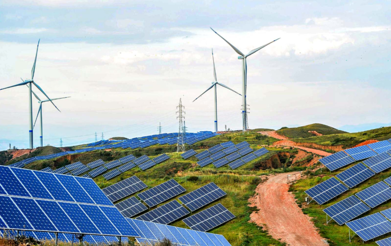 Ilustrasi pembangkit energi terbarukan menampilkan panel surya dan turbin angin untuk meningkatkan ketahanan energi di Indonesia.