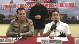 Direktur Reserse Kriminal Khusus Polda Sumsel Kombes Pol Doni Satrya Sembiring (kanan) di Palembang, Kamis (29/1/2026). (ANTARA/Ahmad Rafli Baiduri)