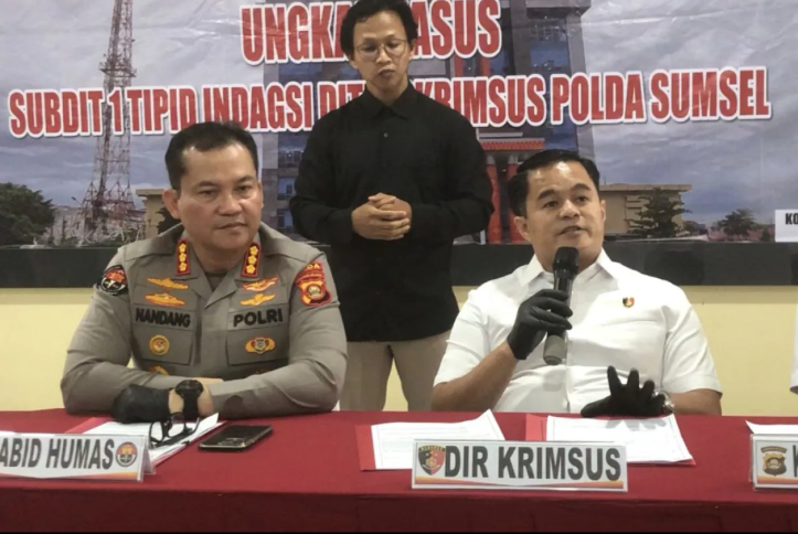 Direktur Reserse Kriminal Khusus Polda Sumsel Kombes Pol Doni Satrya Sembiring (kanan) di Palembang, Kamis (29/1/2026). (ANTARA/Ahmad Rafli Baiduri)