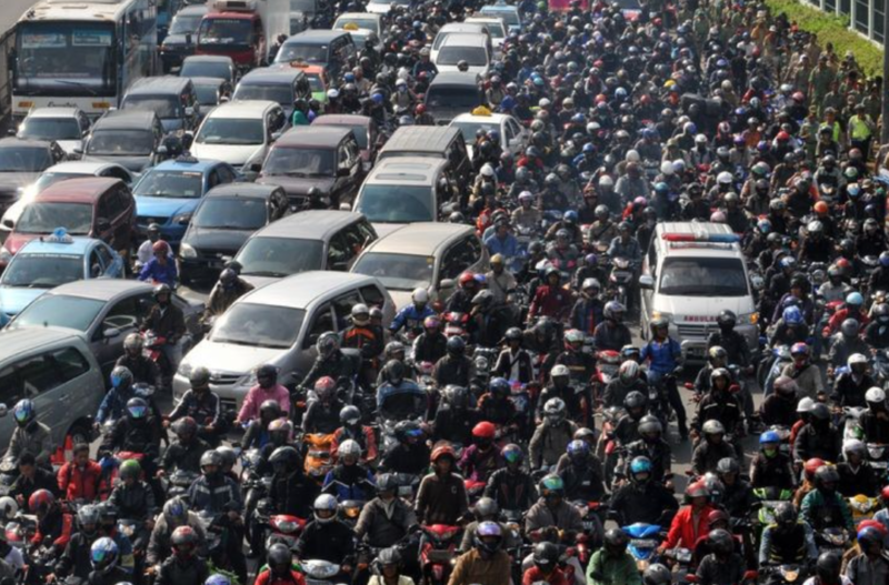 Aktivitas lalu lintas padat di kawasan perkotaan yang menjadi salah satu sumber kebisingan harian.
Foto: Greenlab.co