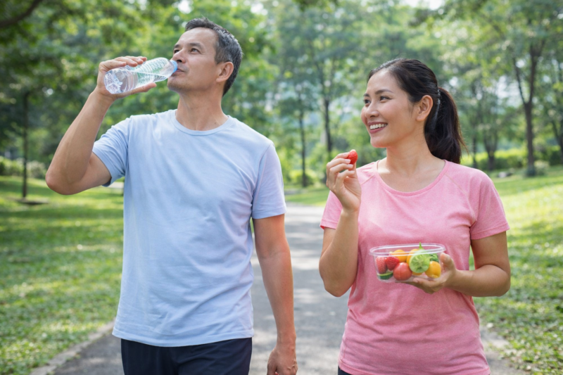 Menjalani pola hidup sehat dengan olahraga ringan dan konsumsi makanan bergizi membantu menjaga kebugaran dan daya tahan tubuh.