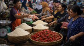 Pedagang melayani pembeli di pasar tradisional. Harga beras dan cabai menjadi perhatian masyarakat seiring perubahan kondisi ekonomi dan pasokan.