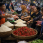 Pedagang melayani pembeli di pasar tradisional. Harga beras dan cabai menjadi perhatian masyarakat seiring perubahan kondisi ekonomi dan pasokan.