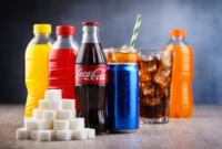 Ilustrasi minuman manis kemasan yang mengandung gula tinggi. Dokter mengingatkan konsumsi berlebihan dapat meningkatkan risiko diabetes dan obesitas.