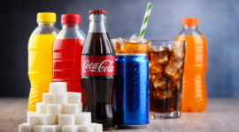 Ilustrasi minuman manis kemasan yang mengandung gula tinggi. Dokter mengingatkan konsumsi berlebihan dapat meningkatkan risiko diabetes dan obesitas.