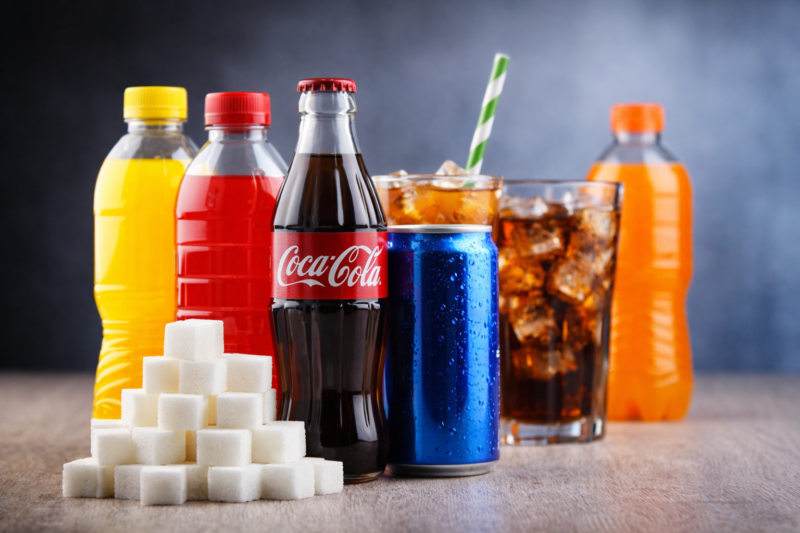 Ilustrasi minuman manis kemasan yang mengandung gula tinggi. Dokter mengingatkan konsumsi berlebihan dapat meningkatkan risiko diabetes dan obesitas.