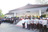 Personel Polda Maluku memeriksa kesiapan patroli respons cepat di Ambon sebagai antisipasi potensi konflik sosial.
(Sumber: ANTARA News / Winda Herman)