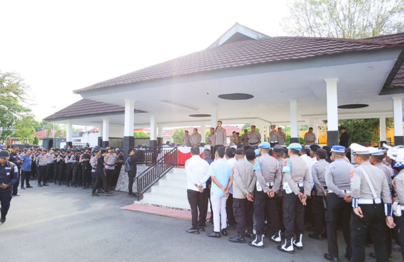 Personel Polda Maluku memeriksa kesiapan patroli respons cepat di Ambon sebagai antisipasi potensi konflik sosial.
(Sumber: ANTARA News / Winda Herman)