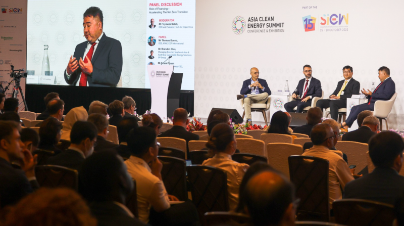 Pembicara utama menyampaikan pidato dalam forum energi bersih global, menekankan kerja sama internasional dan inovasi teknologi hijau.
(Foto: Forum Energi Bersih Global)