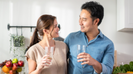 Ilustrasi konsumsi air putih yang dianjurkan untuk menjaga fungsi ginjal tetap optimal dan mencegah dehidrasi.