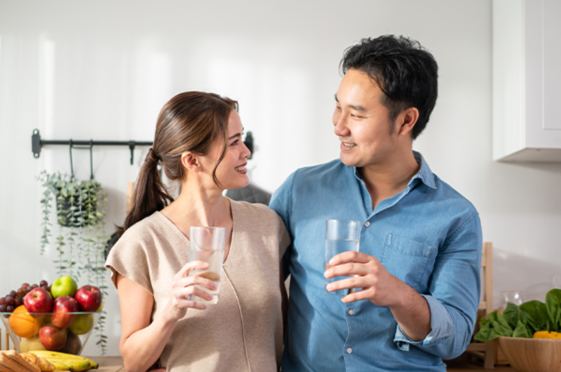 Ilustrasi konsumsi air putih yang dianjurkan untuk menjaga fungsi ginjal tetap optimal dan mencegah dehidrasi.