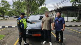 Foto: Porsche Cayenne kedapatan memakai pelat Kemhan RI di Halim, Jaktim. (dok. Instagram Kemhan RI)