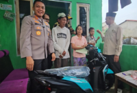Kapolres Metro Depok Kombes Abdul Waras memberikan sepeda motor kepada penjual es kue jadul Sudrajat. (Liputan6.com/Dicky Agung Prihanto)