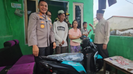 Kapolres Metro Depok Kombes Abdul Waras memberikan sepeda motor kepada penjual es kue jadul Sudrajat. (Liputan6.com/Dicky Agung Prihanto)