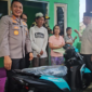 Kapolres Metro Depok Kombes Abdul Waras memberikan sepeda motor kepada penjual es kue jadul Sudrajat. (Liputan6.com/Dicky Agung Prihanto)