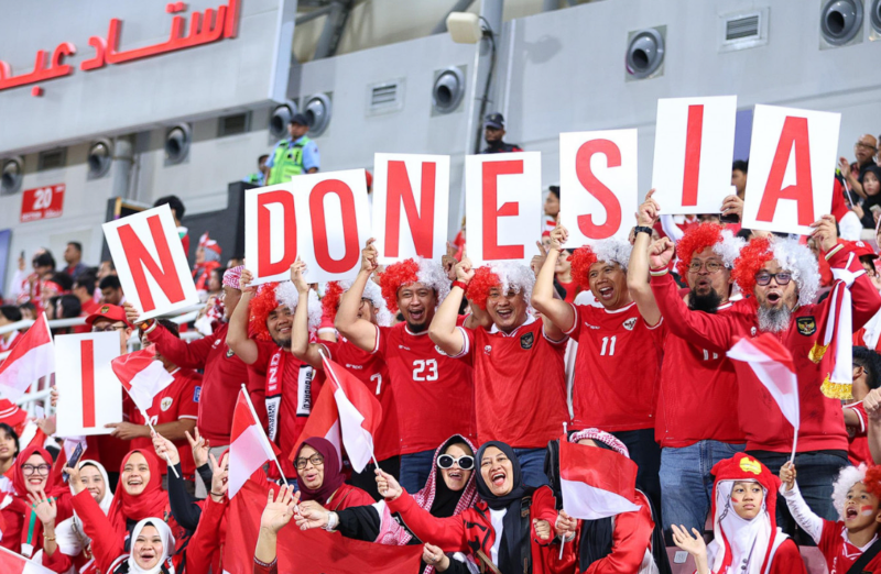 Pemain Timnas Indonesia tampil dalam pertandingan internasional, mencerminkan optimisme dan semangat baru sepak bola nasional.
(Credit: The Jakarta Post)