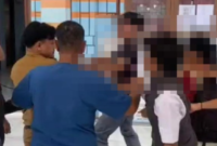 Tangkap layar video aksi adu jotos guru dan siswa di Jambi (Foto: Dok. Istimewa/Tangkap Layar)