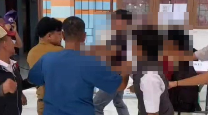 Tangkap layar video aksi adu jotos guru dan siswa di Jambi (Foto: Dok. Istimewa/Tangkap Layar)