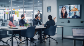 Perusahaan besar menerapkan sistem kerja hibrida dengan mengombinasikan kerja dari kantor dan jarak jauh untuk meningkatkan efisiensi operasional.