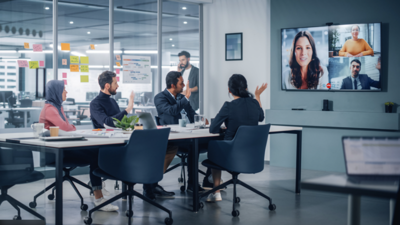 Perusahaan besar menerapkan sistem kerja hibrida dengan mengombinasikan kerja dari kantor dan jarak jauh untuk meningkatkan efisiensi operasional.