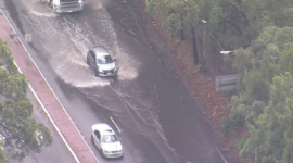 Kawasan di New South Wales, Australia, terendam hujan lebat dan angin kencang saat cuaca ekstrem melanda wilayah selatan. Satu warga tewas akibat pohon tumbang.
(Foto: ABC News)