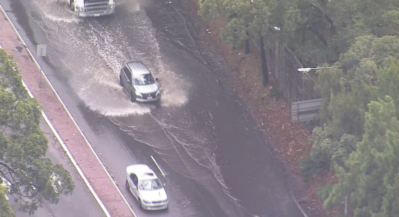 Kawasan di New South Wales, Australia, terendam hujan lebat dan angin kencang saat cuaca ekstrem melanda wilayah selatan. Satu warga tewas akibat pohon tumbang.
(Foto: ABC News)