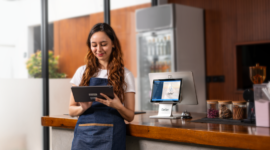 Pelaku UMKM memanfaatkan teknologi digital untuk mengembangkan usaha dan memperluas jangkauan pasarnya di awal 2026.
(Foto: iSeller Blog)