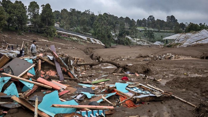 Ilustrasi. Longsor di Cisarua (Foto: ANTARA FOTO/ABDAN SYAKURA)
