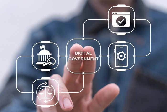 Ilustrasi pelayanan publik berbasis digital di kantor pemerintahan