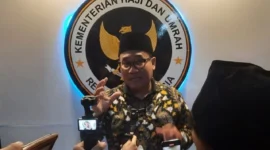 Calon jemaah haji menjalani pemeriksaan kesehatan sebagai bagian dari persiapan keberangkatan haji 2026 sesuai pengawasan ketat Kemenkes. (Foto: Merdeka.com)