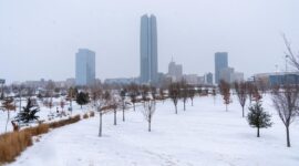 Foto: Salju turun di atas Scissortail Park selama Badai Musim Dingin Fern di Oklahoma City, Oklahoma, AS, 24 Januari 2026. (REUTERS/Nick Oxford)

Baca artikel CNBC Indonesia 