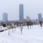 Foto: Salju turun di atas Scissortail Park selama Badai Musim Dingin Fern di Oklahoma City, Oklahoma, AS, 24 Januari 2026. (REUTERS/Nick Oxford)

Baca artikel CNBC Indonesia 