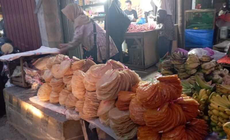 UMKM Kerupuk Singkong di Sungai Penuh Keluhkan Kelangkaan Bahan Baku