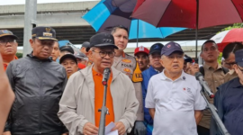 Foto: Pramono dan JK saat kerja bakti di Jaktim. (Rumondang/detikcom)