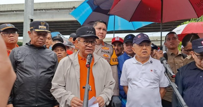 Foto: Pramono dan JK saat kerja bakti di Jaktim. (Rumondang/detikcom)