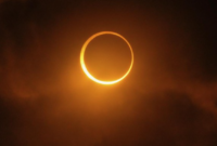 Ilustrasi gerhana matahari cincin (Foto: AP/Natacha Pisarenko)