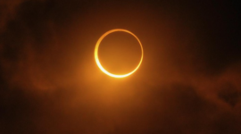 Ilustrasi gerhana matahari cincin (Foto: AP/Natacha Pisarenko)