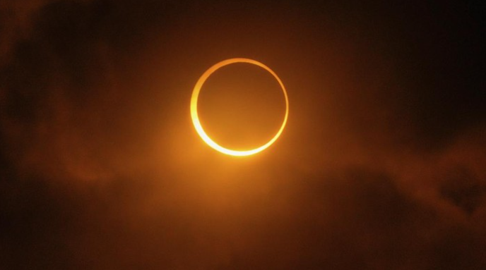 Ilustrasi gerhana matahari cincin (Foto: AP/Natacha Pisarenko)