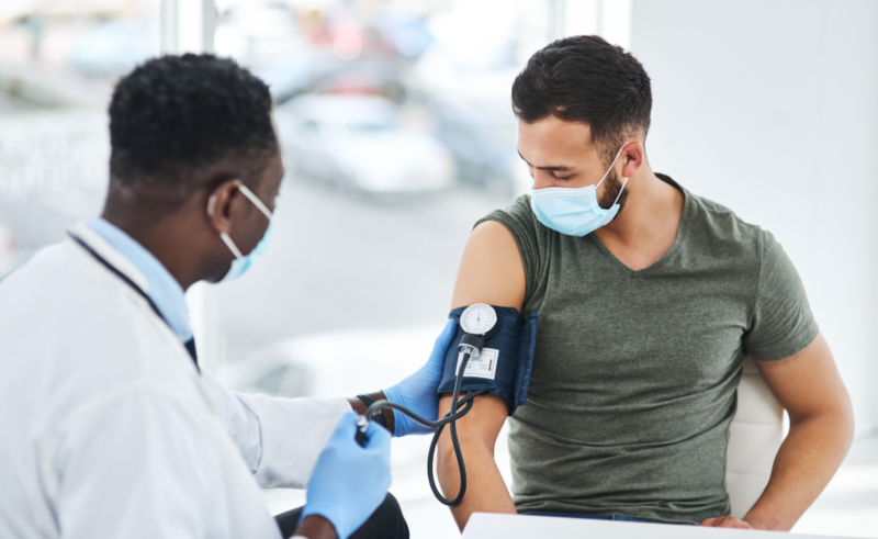 ilustrasi pemeriksaan tekanan darah untuk deteksi dini hipertensi