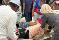 KERACUNAN - Belasan siswa di Kecamatan Sekernan, Kabupaten Muaro Jambi, masih menjalani perawatan intensif di RSUD Ahmad Ripin Sengeti. Mereka diduga keracunan setelah mengonsumsi makanan makan bergizi gratis (MBG) pada Jumat (30/1/2026). Besok, Pemkab Muaro Jambi akan memanggil semua Kepala SPPG. 
(Foto: Tribunjambi.com)