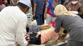 KERACUNAN - Belasan siswa di Kecamatan Sekernan, Kabupaten Muaro Jambi, masih menjalani perawatan intensif di RSUD Ahmad Ripin Sengeti. Mereka diduga keracunan setelah mengonsumsi makanan makan bergizi gratis (MBG) pada Jumat (30/1/2026). Besok, Pemkab Muaro Jambi akan memanggil semua Kepala SPPG. 
(Foto: Tribunjambi.com)