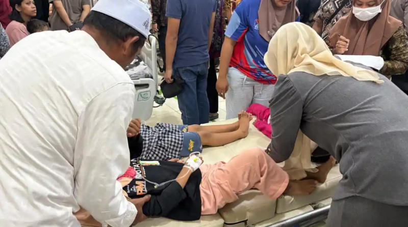 KERACUNAN - Belasan siswa di Kecamatan Sekernan, Kabupaten Muaro Jambi, masih menjalani perawatan intensif di RSUD Ahmad Ripin Sengeti. Mereka diduga keracunan setelah mengonsumsi makanan makan bergizi gratis (MBG) pada Jumat (30/1/2026). Besok, Pemkab Muaro Jambi akan memanggil semua Kepala SPPG. 
(Foto: Tribunjambi.com)