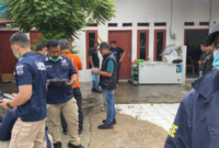 Foto: Tiga orang sekeluarga ditemukan tewas di Tanjung Priok, Jakarta Utara. Warga menceritakan, para korban awalnya ditemukan keluarganya yang pulang bekerja. (Devi P/detikcom)
